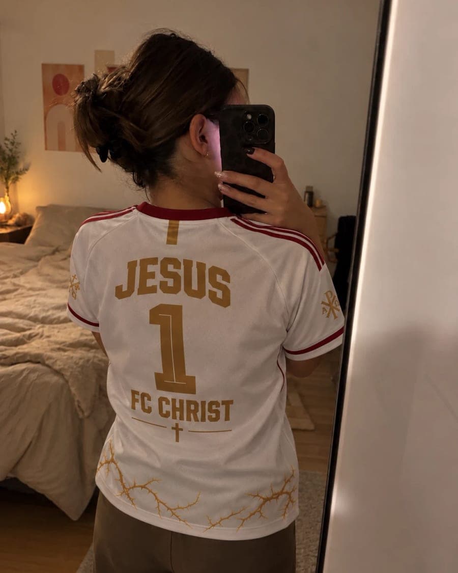 Le maillot porté de dos, photographié dans un miroir de chambre.